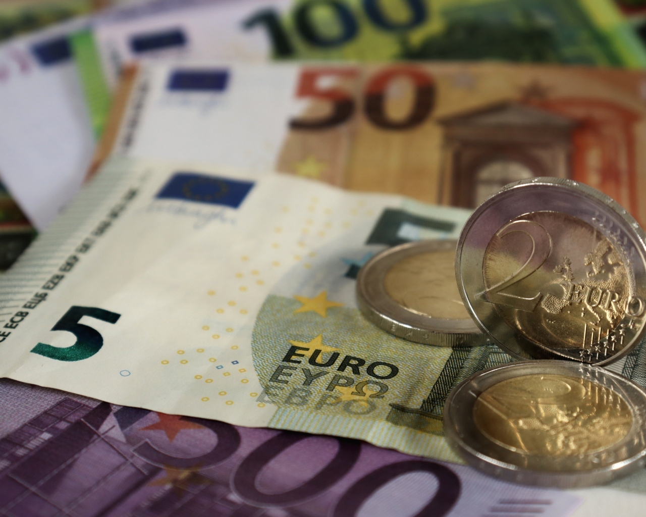 Монеты и купюры евро крупным планом