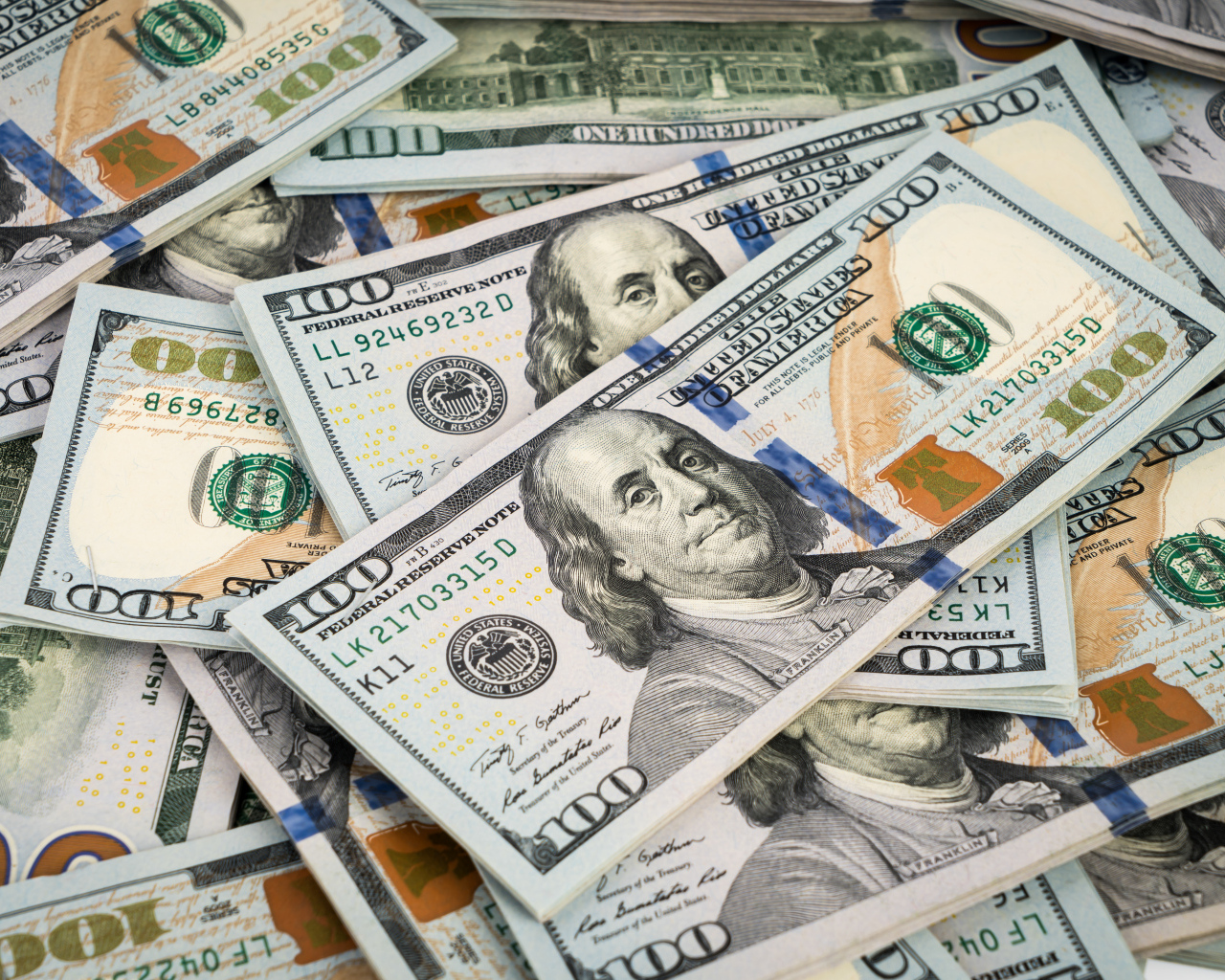 Много купюр долларов вблизи