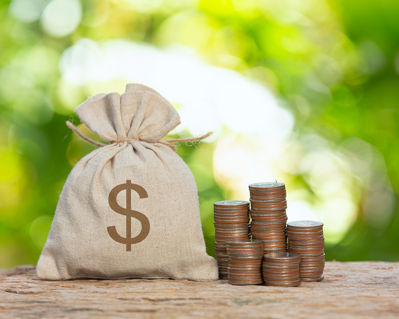 Мешок с деньгами на столе с монетами