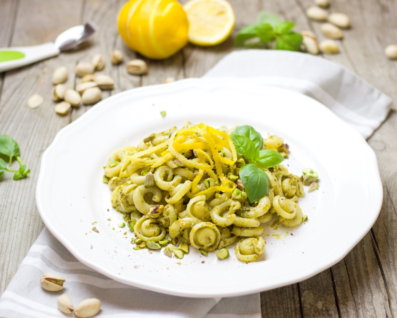 Тарелка макарон с фисташками и цедрой лимона