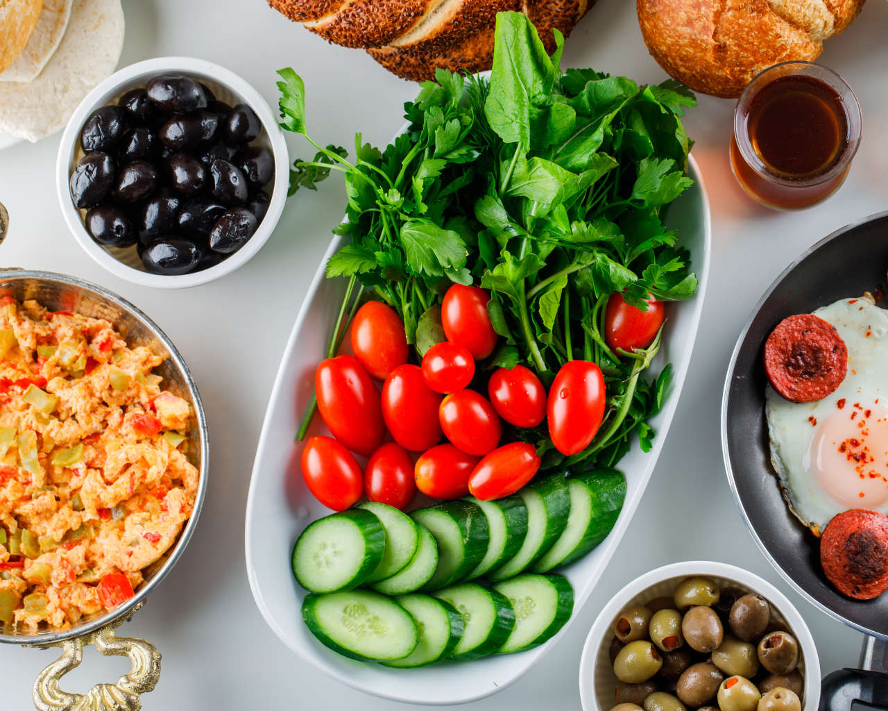 Аппетитные свежие овощи и зелень на столе на завтрак