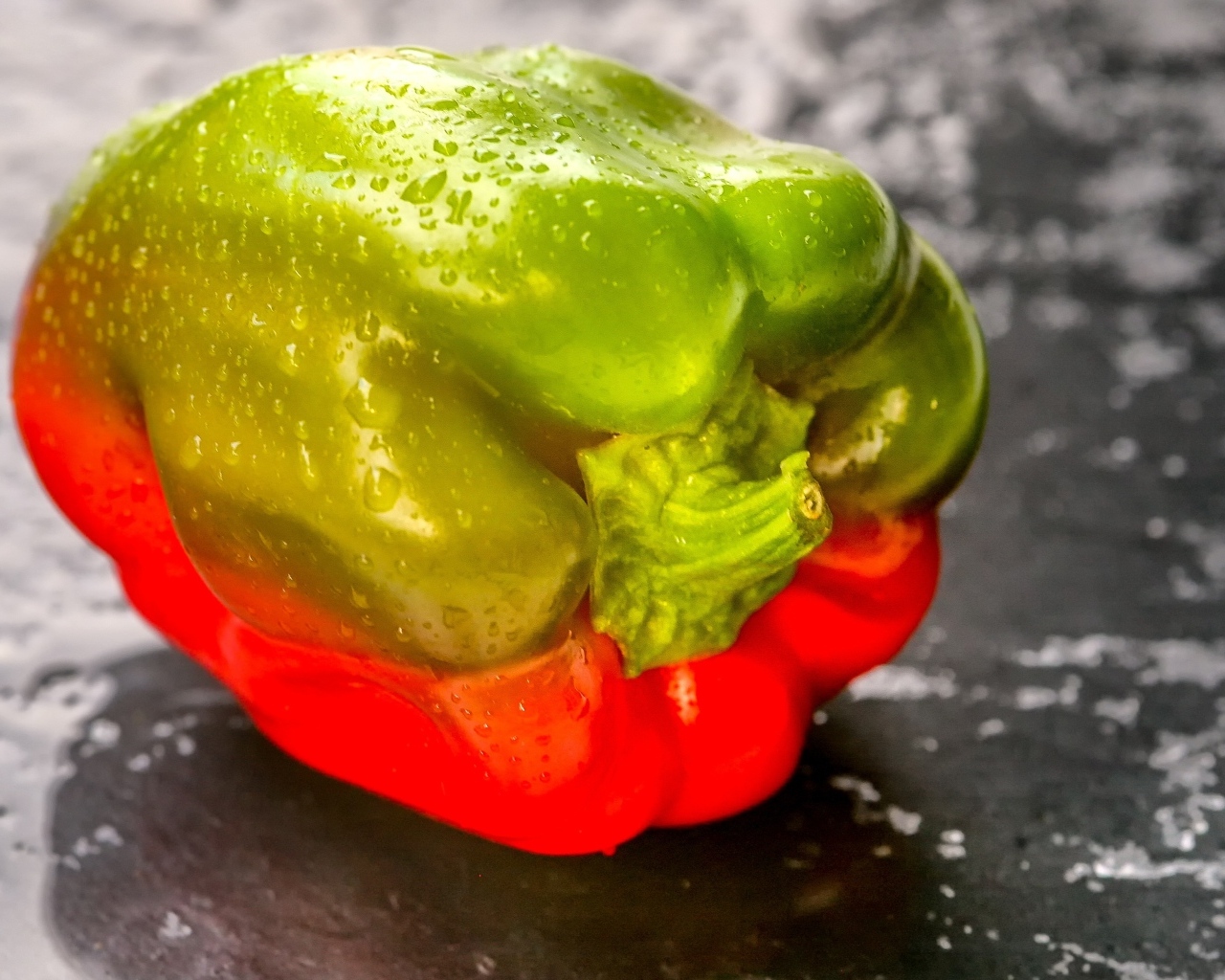Болгарский перец в каплях воды