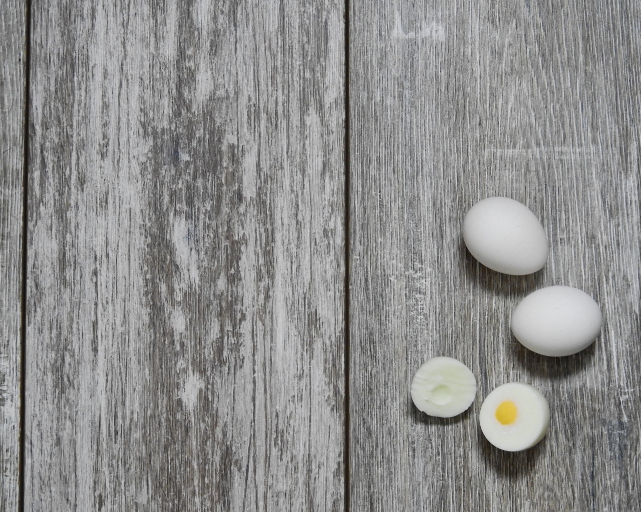 Вареные яйца на деревянном фоне