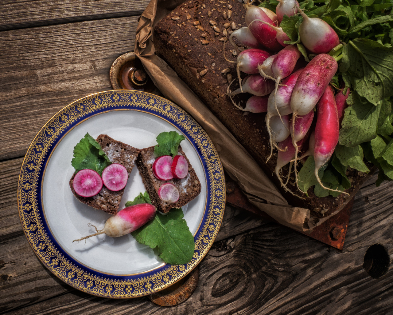 Хлеб с редисом на тарелке