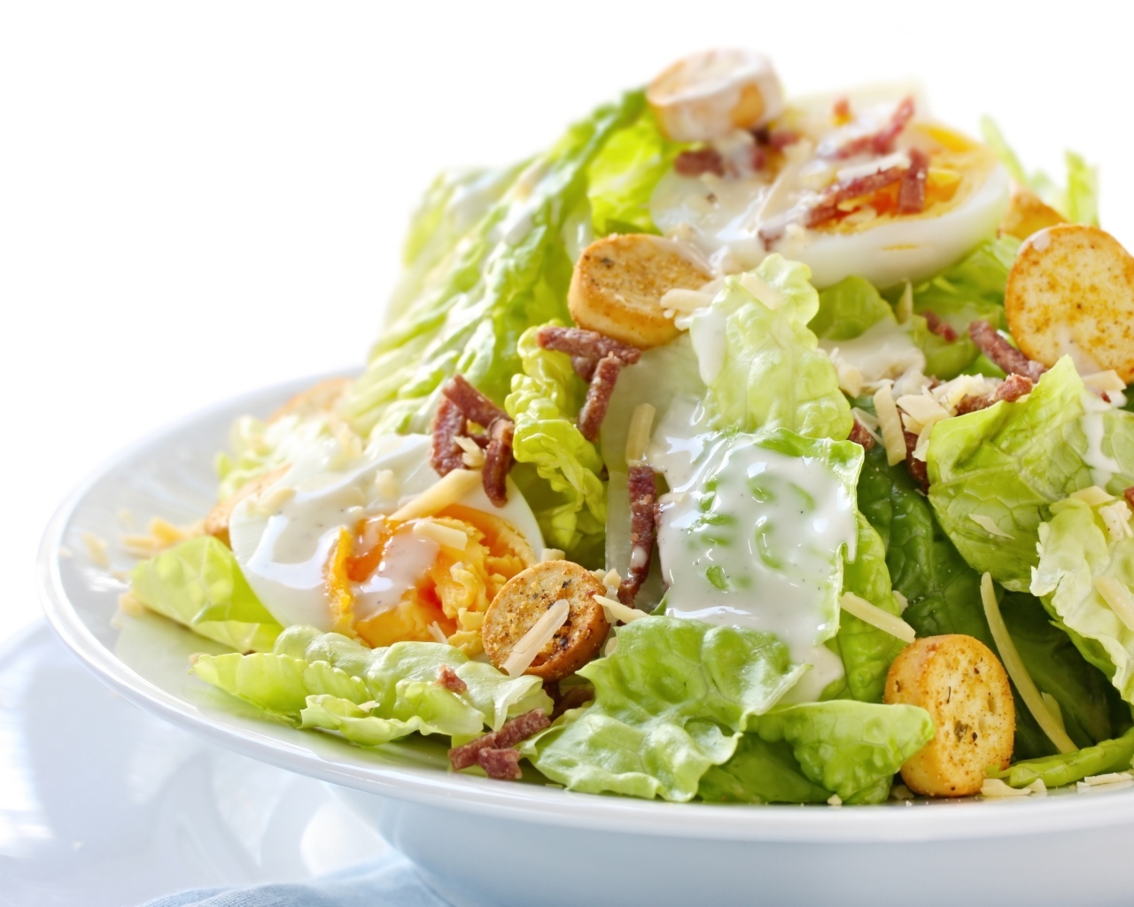 Салат Цезарь на большой белой тарелке