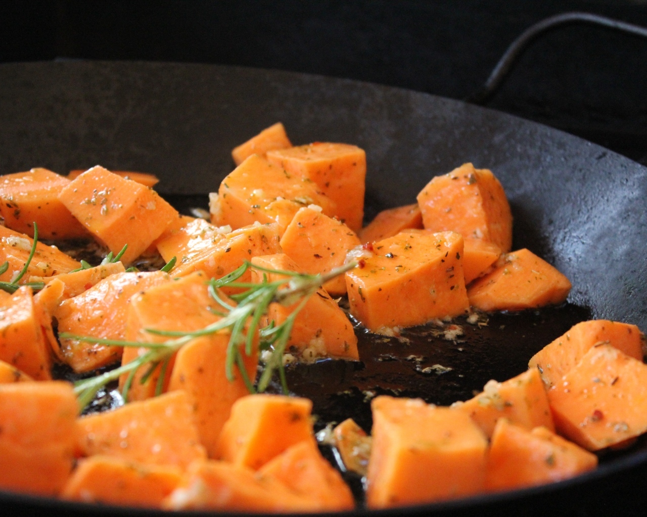 Морковь на сковороде с розмарином