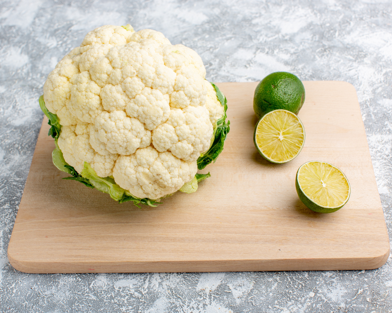 Цветная капуста с кусочками лайма на доске