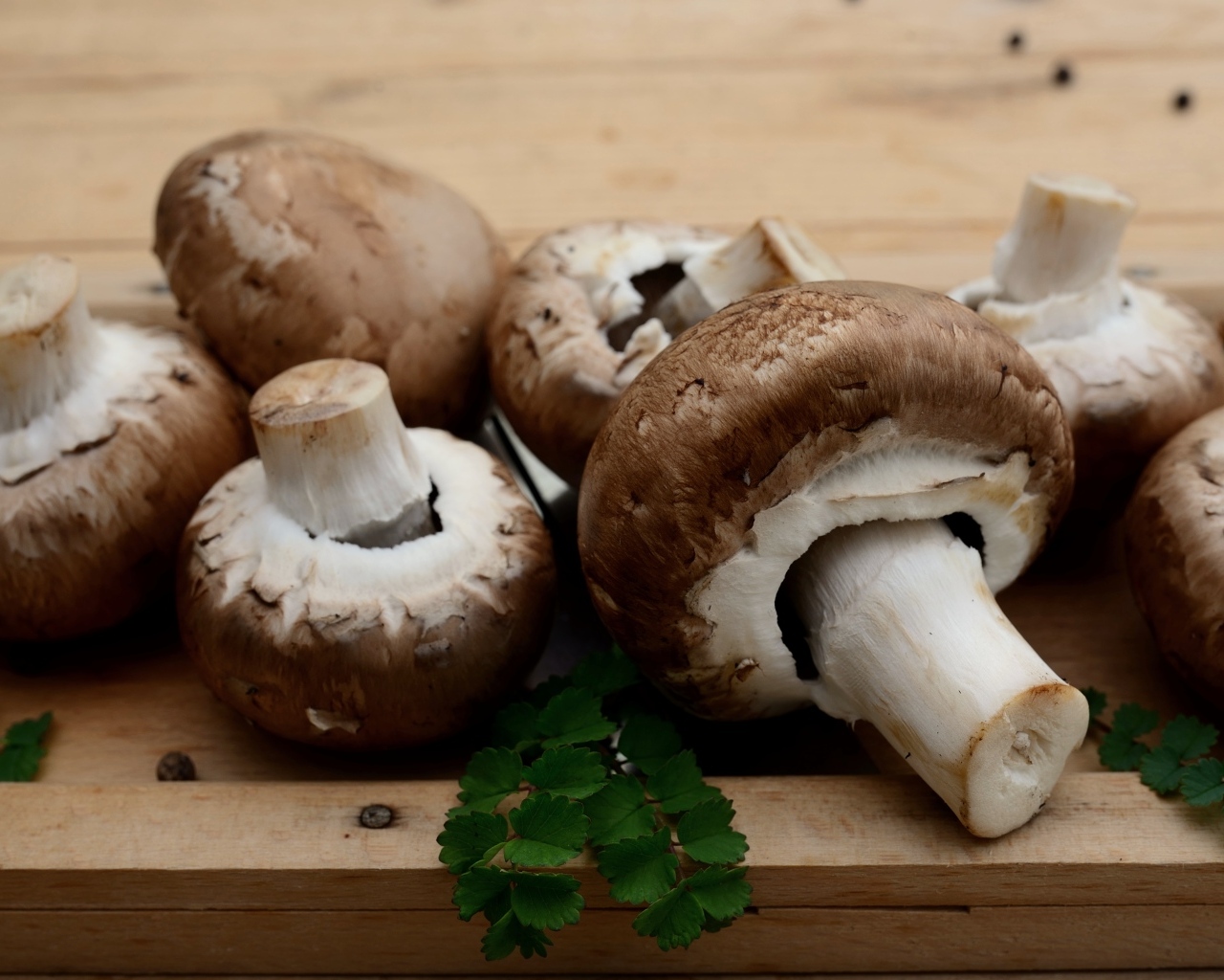 Грибы шампиньоны на разделочной доске