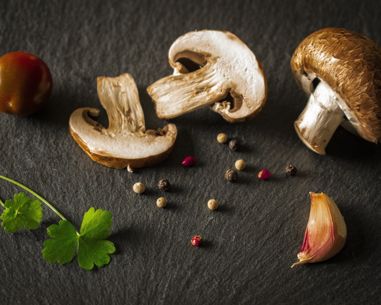 Шампиньоны со специями на столе