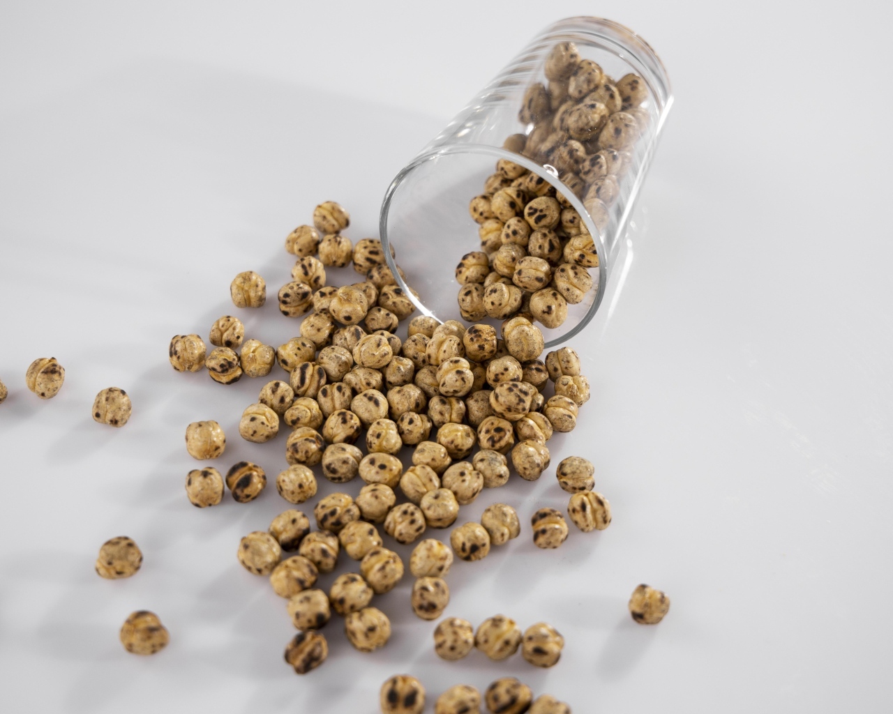 Нут со стаканом на сером столе