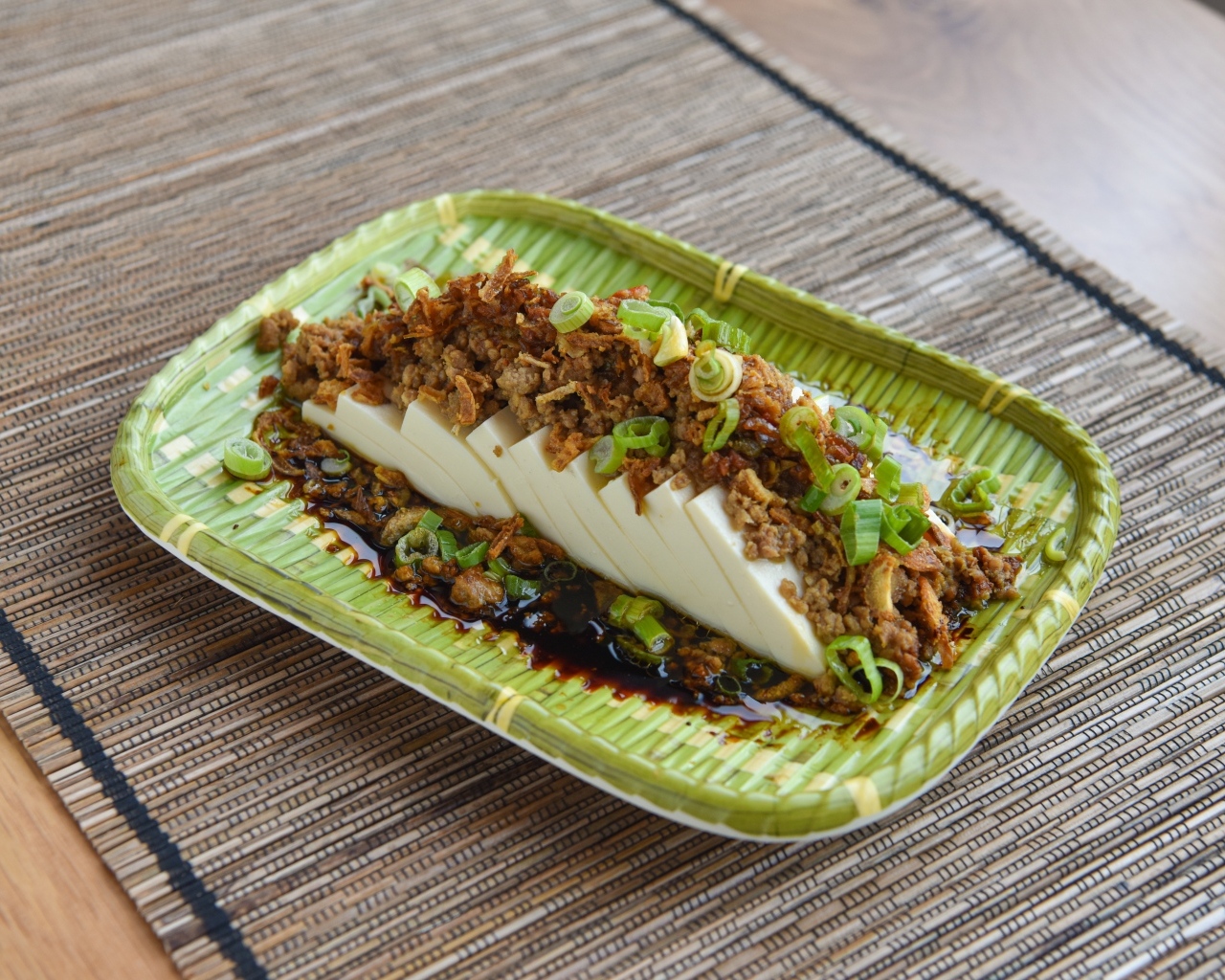 Китайское блюдо в тарелке на столе