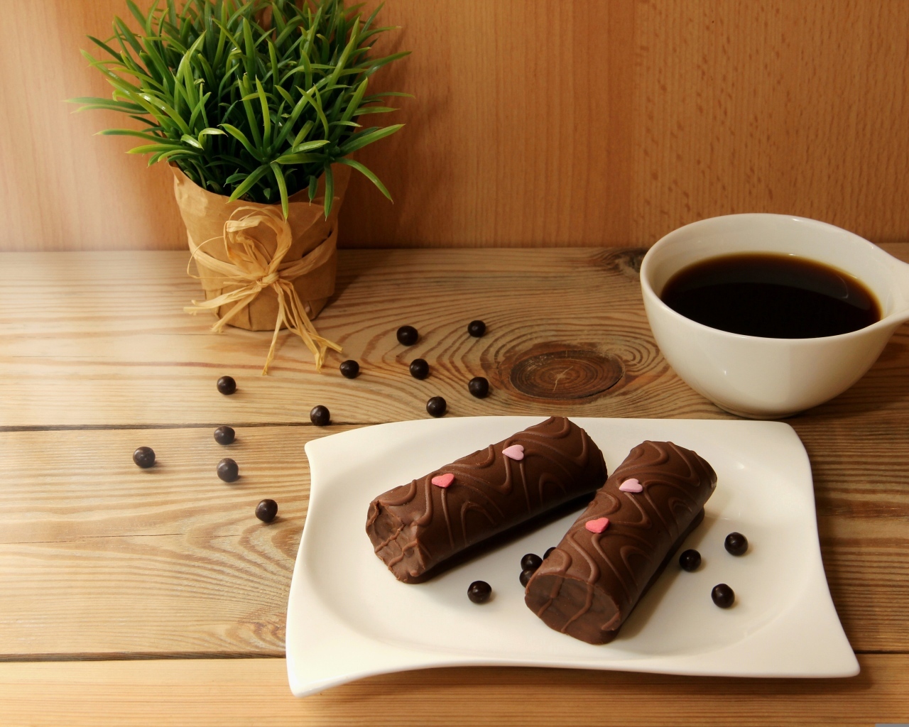 Шоколадные батончики на столе с кофе