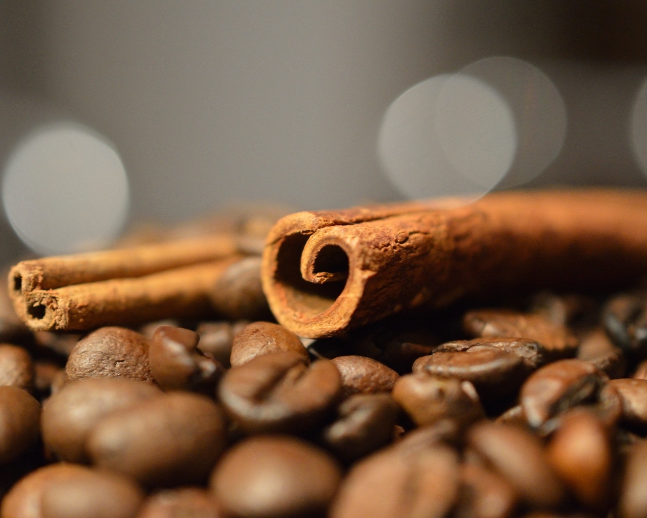 Корица с кофейными зернами на столе