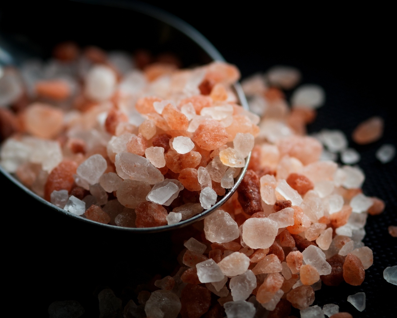 Крупная ароматная соль на ложке