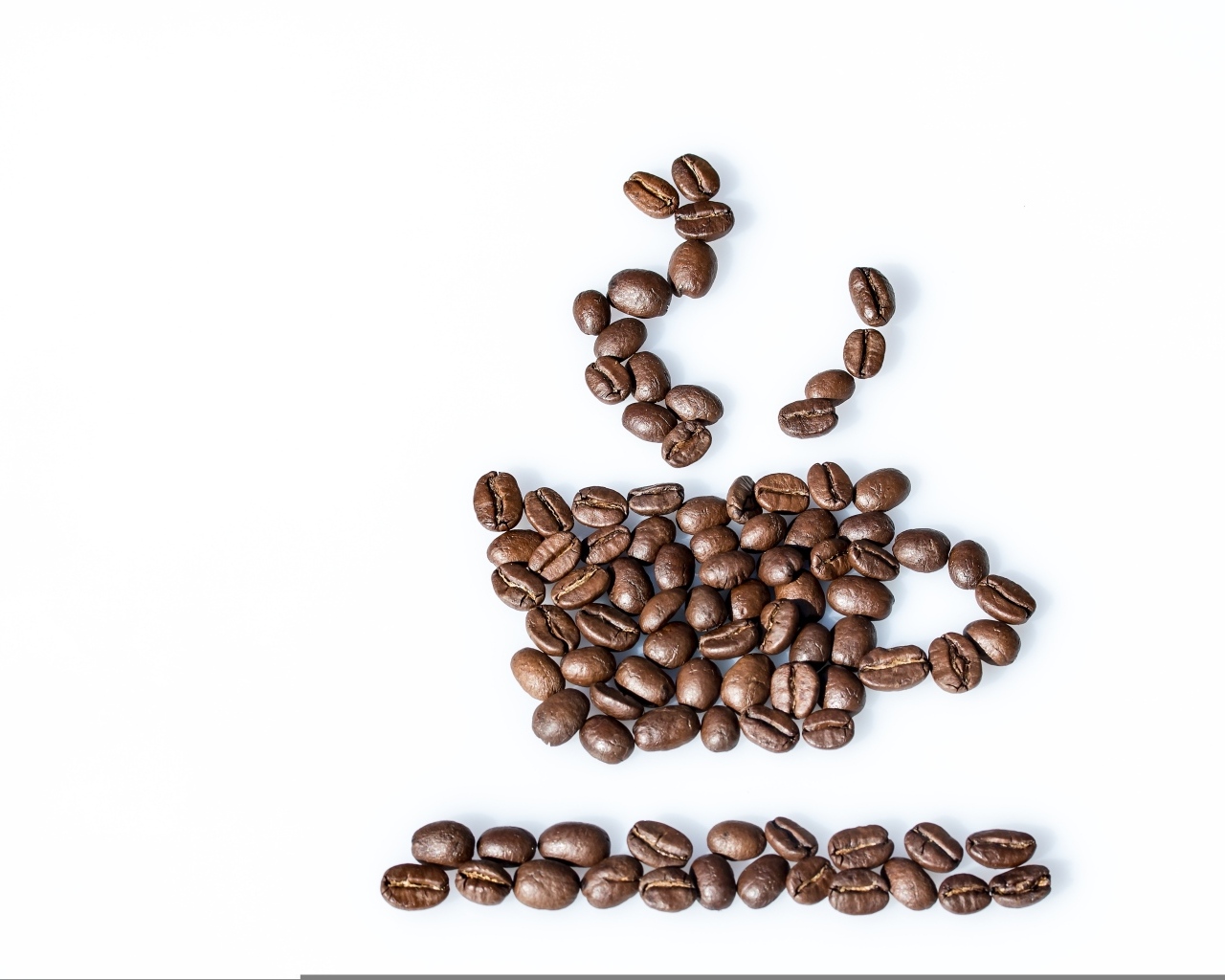 Чашка из кофейных зерен на белом столе