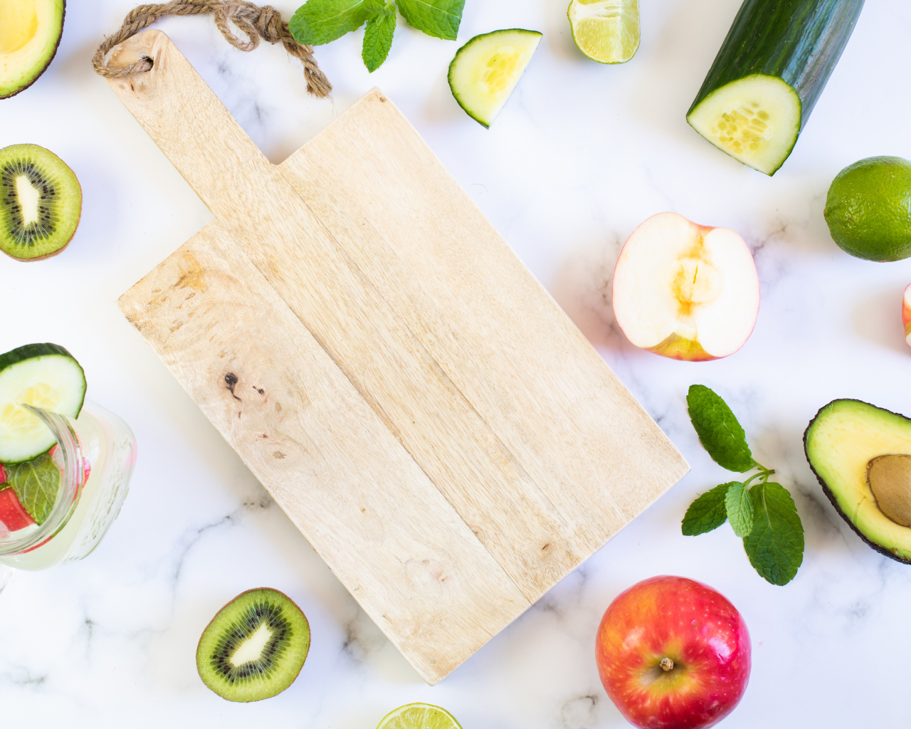 Разделочная доска с фруктами и овощами на столе