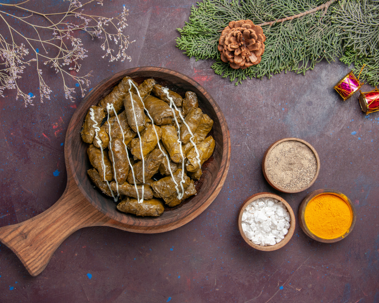 Долма на столе со специями