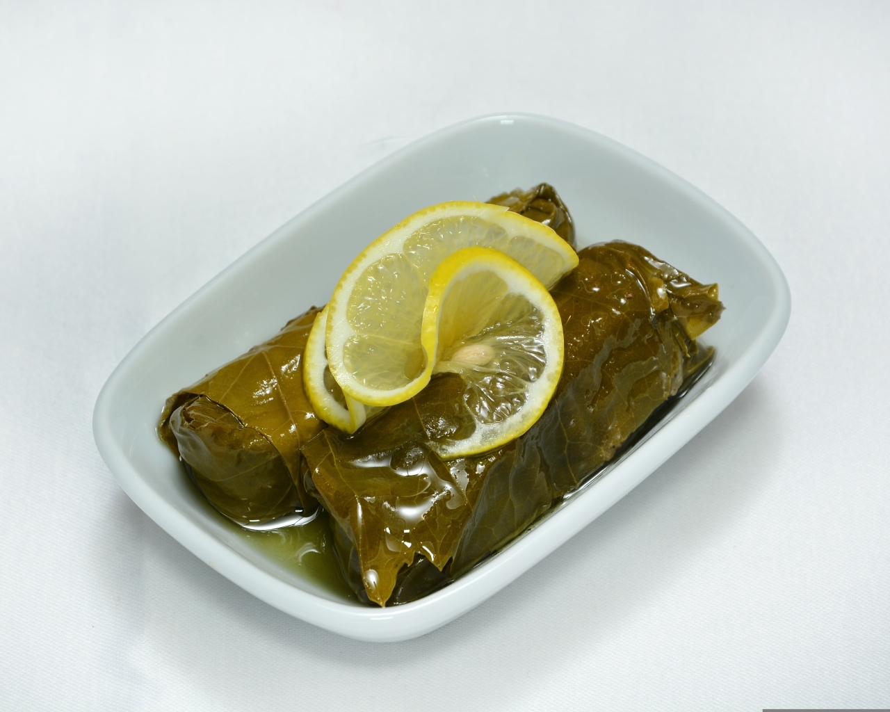 Долма с лимоном в тарелке