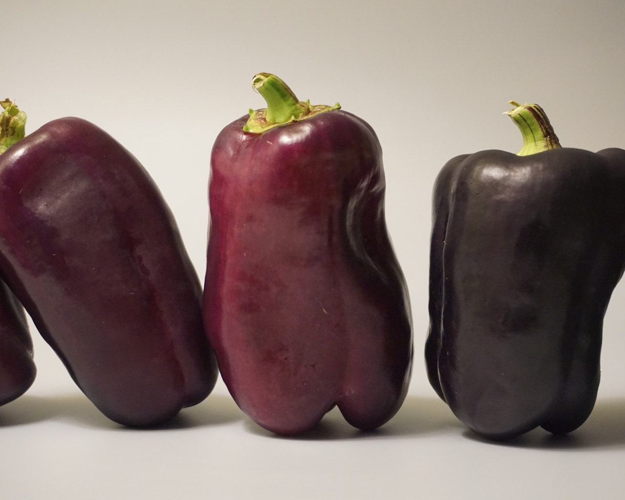 Баклажаны на сером фоне