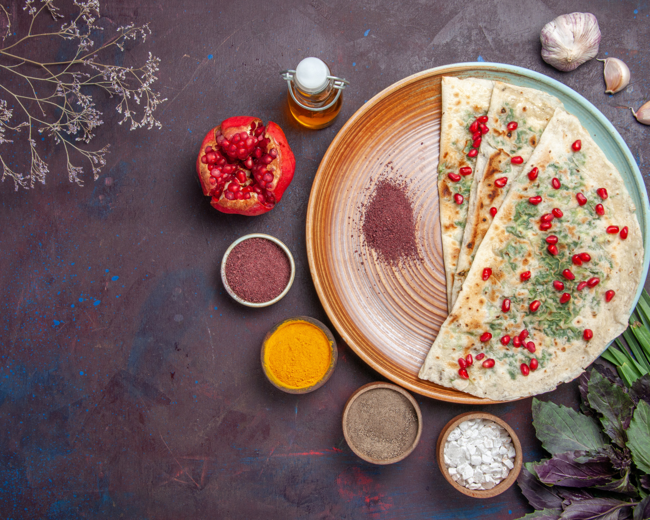 Лепешки на столе со специями и зеленью