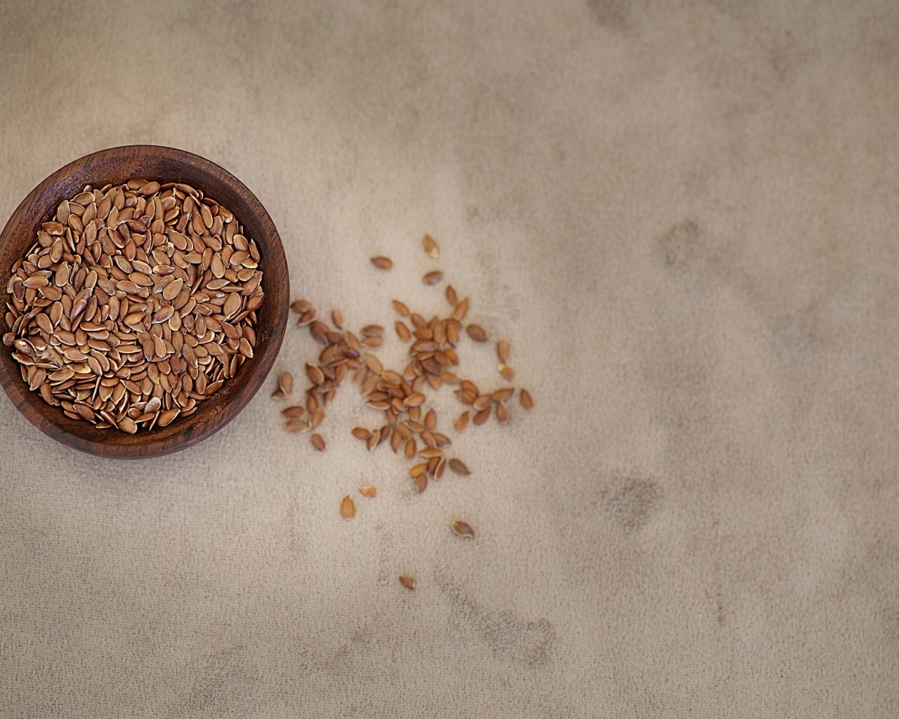 Семя льна на столе