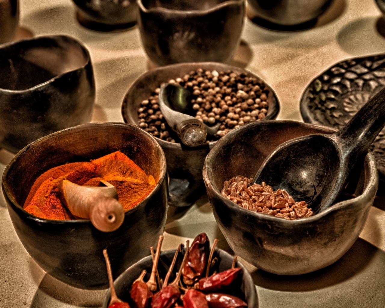 Ароматные острые специи на столе