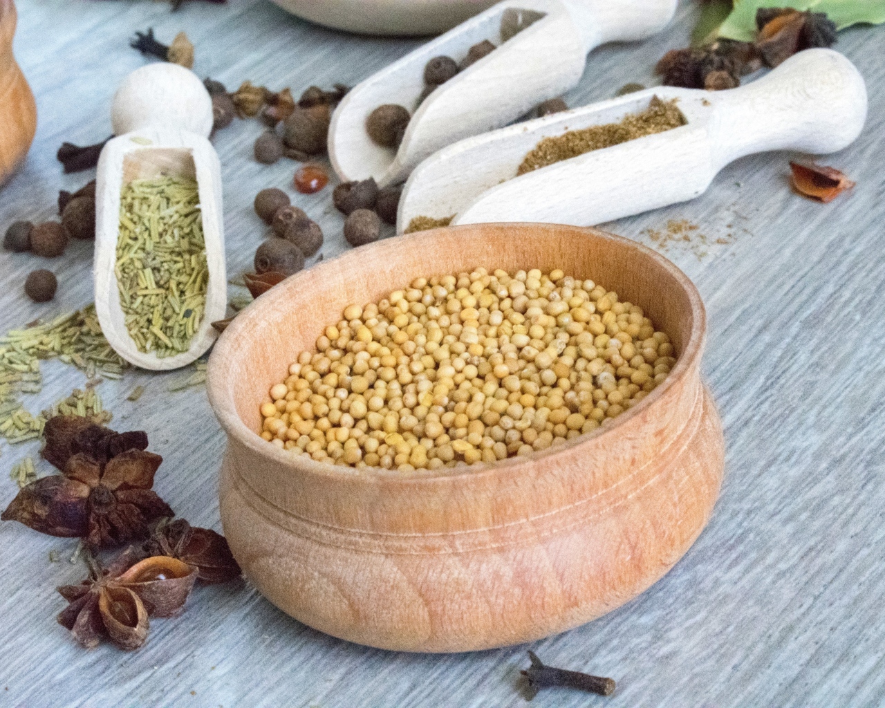 Ароматные специи на сером столе