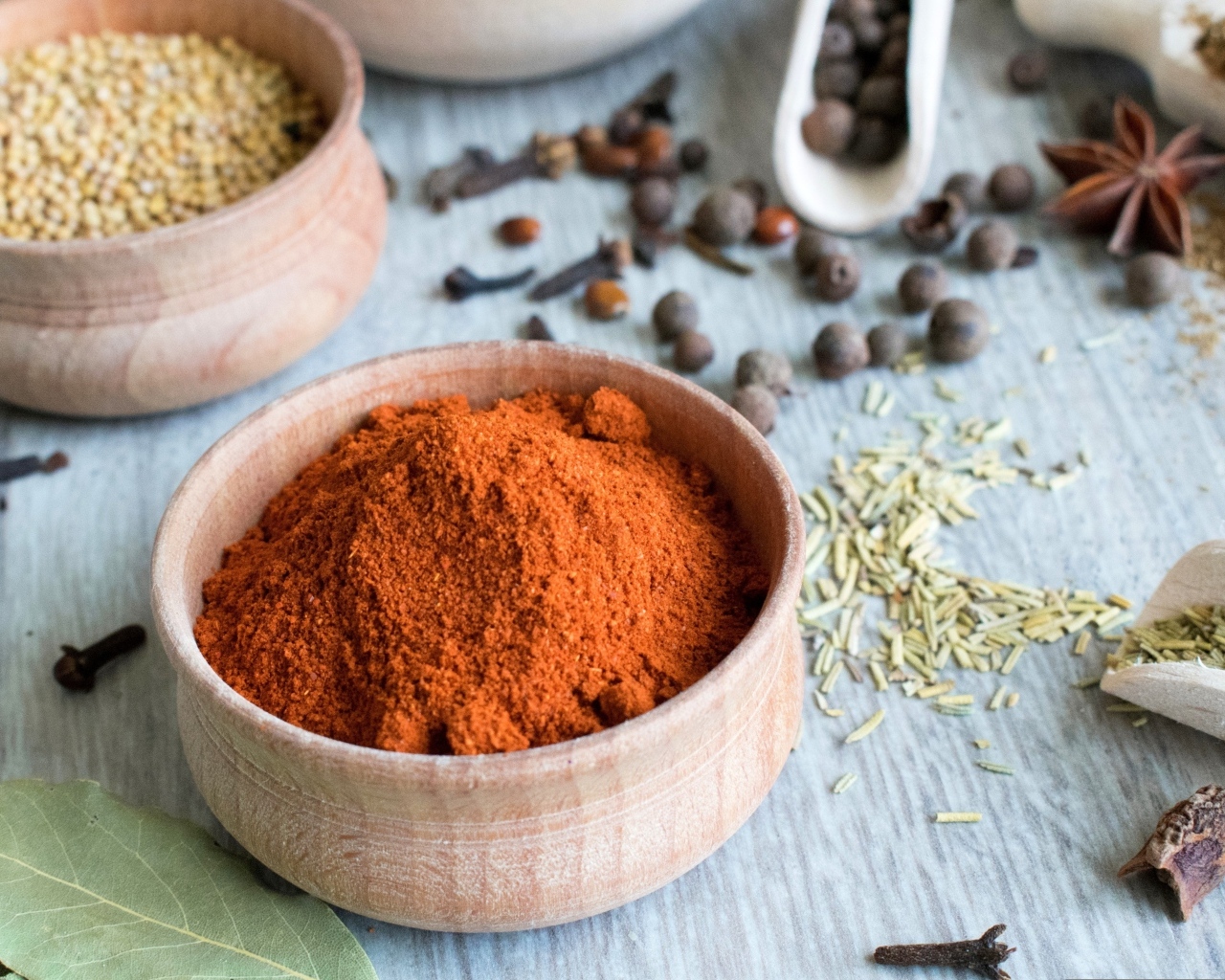 Ароматная куркума на столе со специями