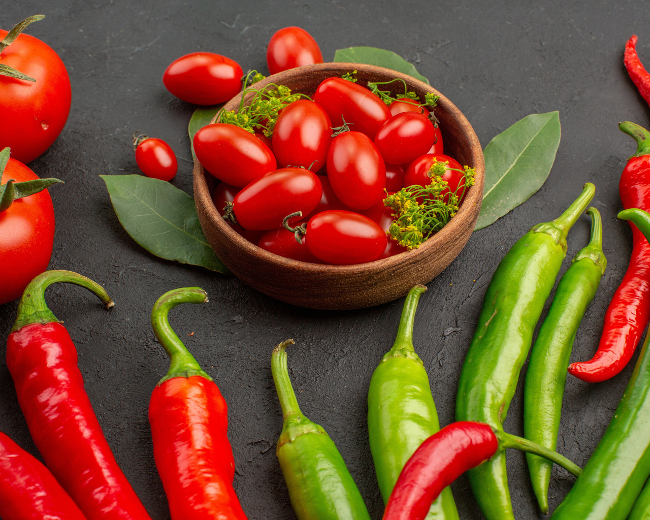 Свежие помидоры на столе с острым перцем