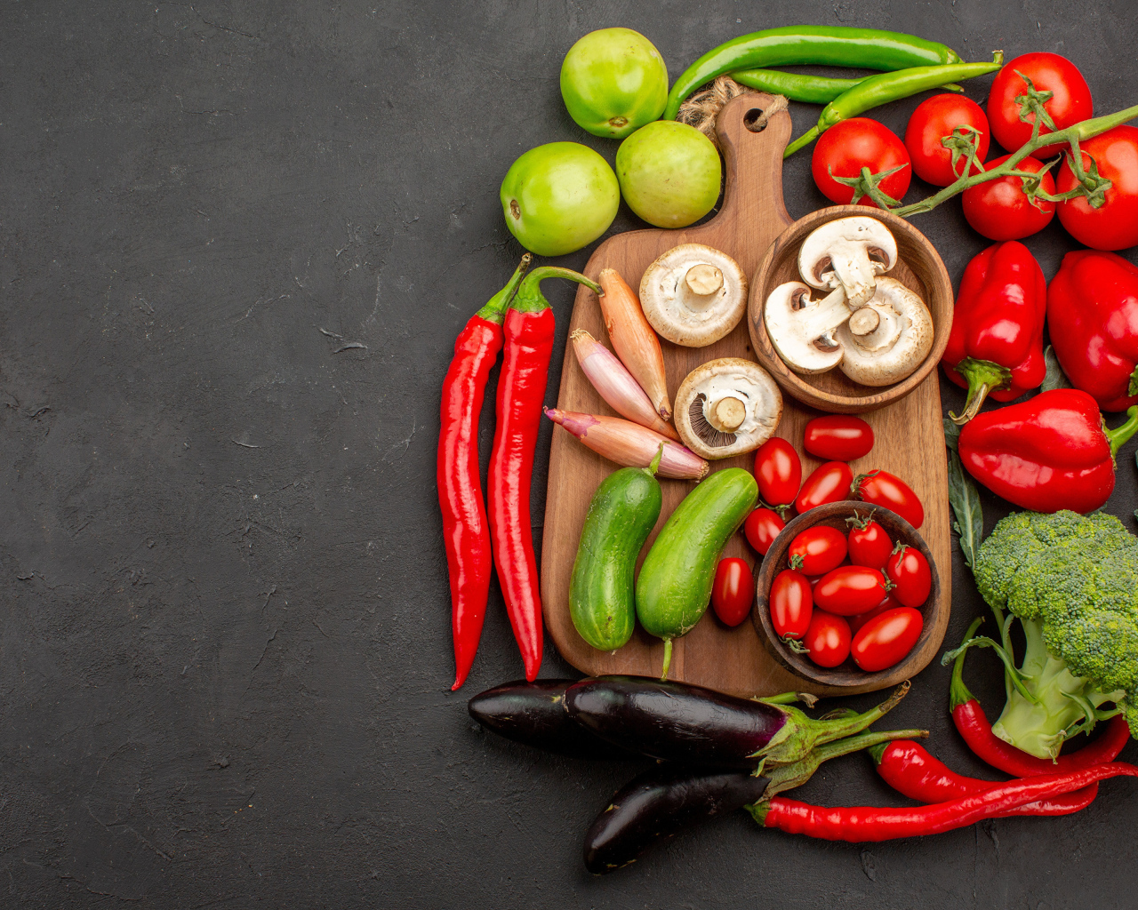 Свежие овощи на разделочной доске на столе