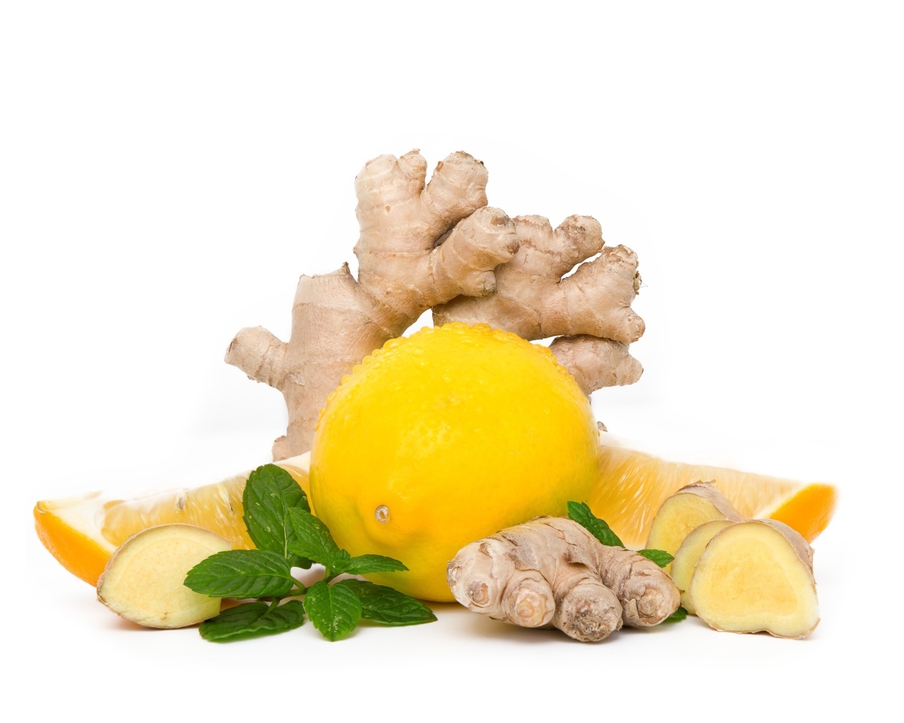 Корень имбиря с лимоном на белом фоне