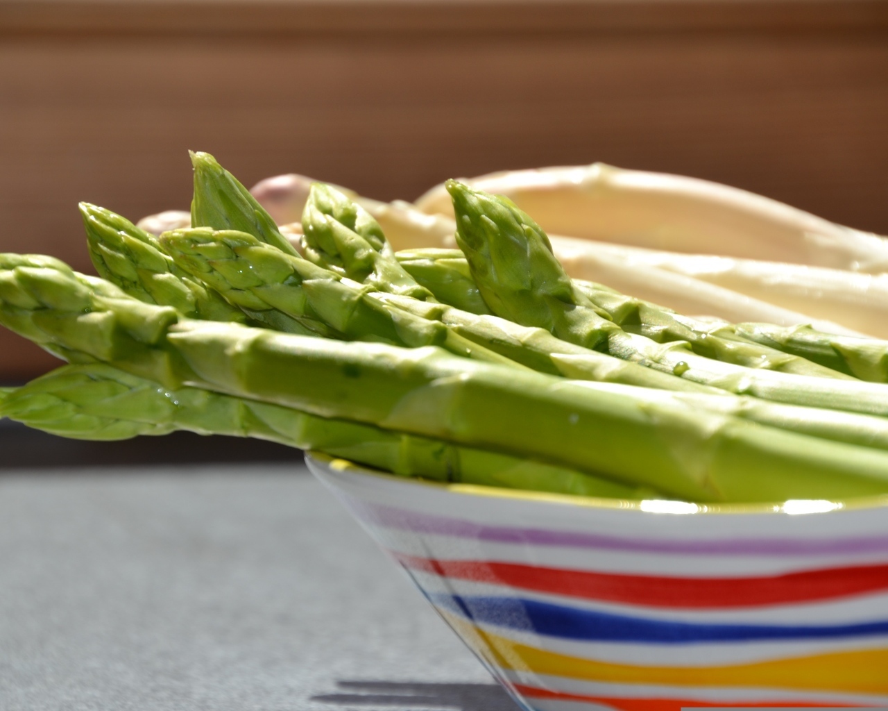 Зеленая спаржа в тарелке на столе