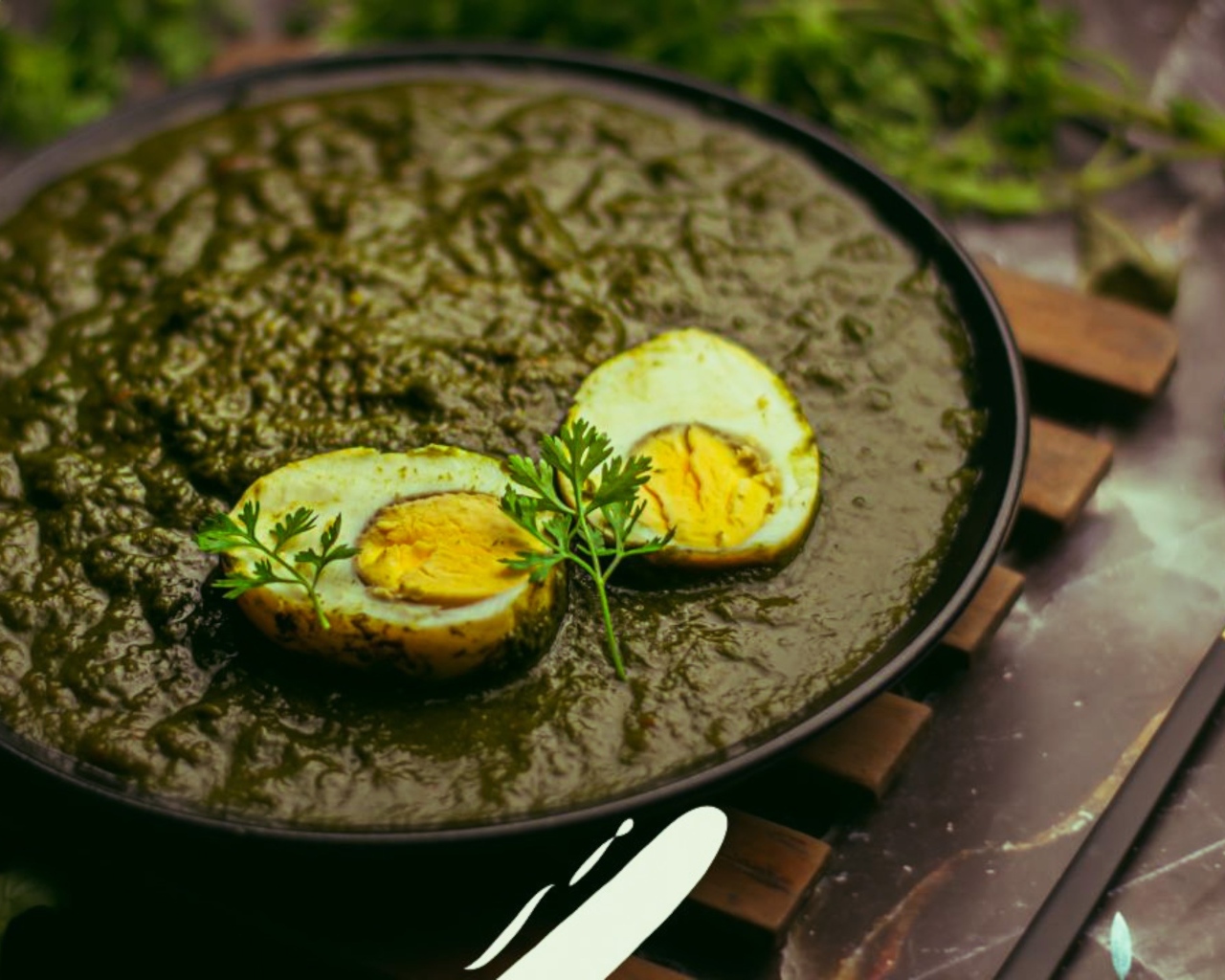 Зеленое карри с вареными яйцами