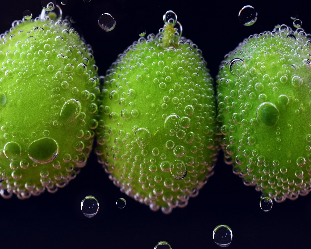 Зеленые оливки в пузырях в воде