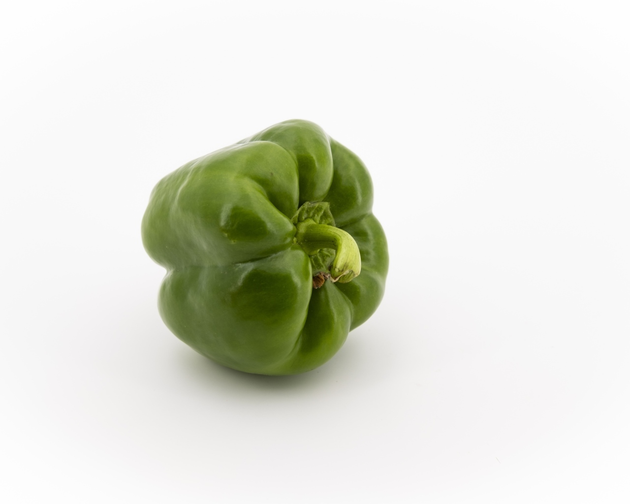 Зеленая паприка на белом фоне