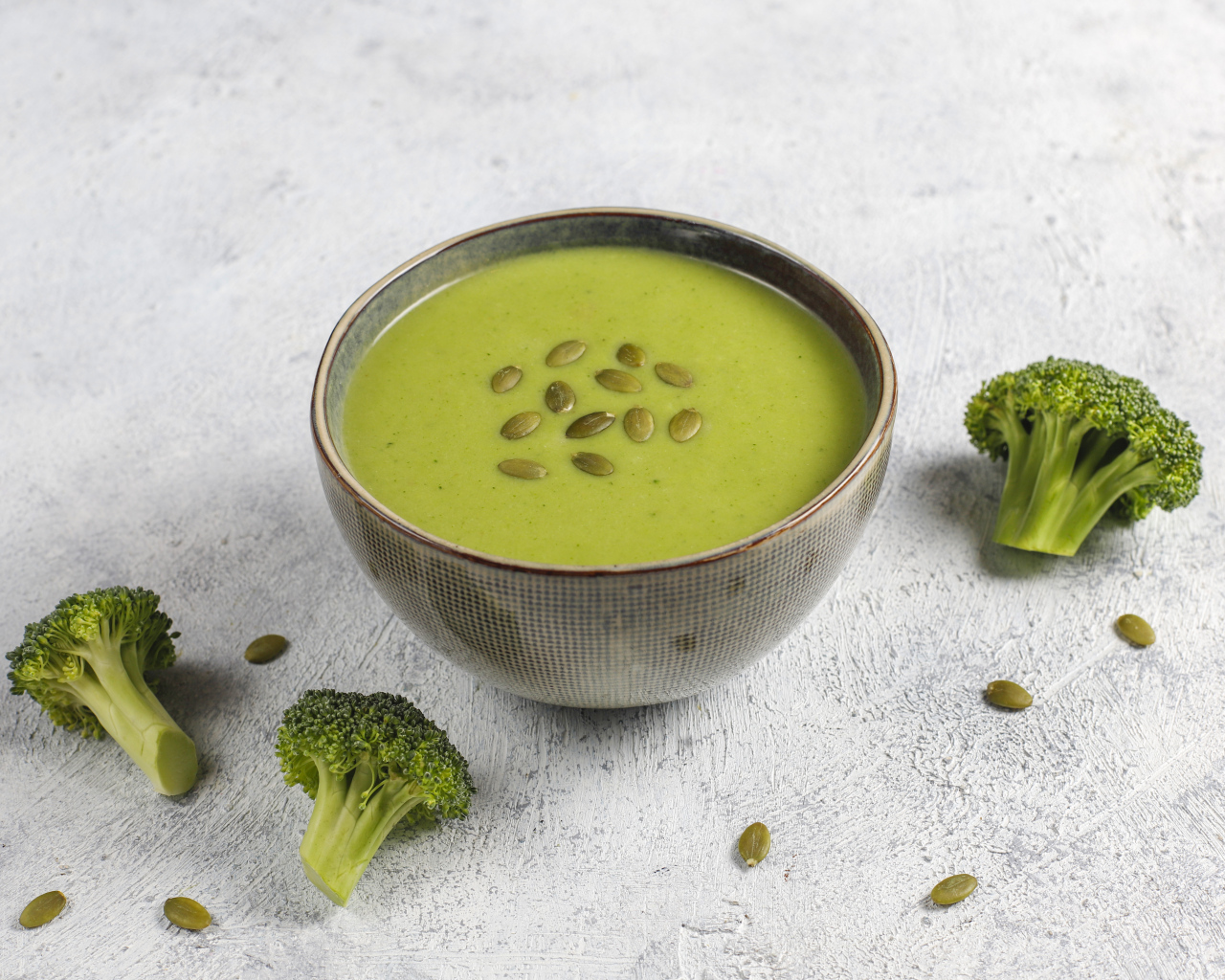 Зеленый суп с семечками и брокколи
