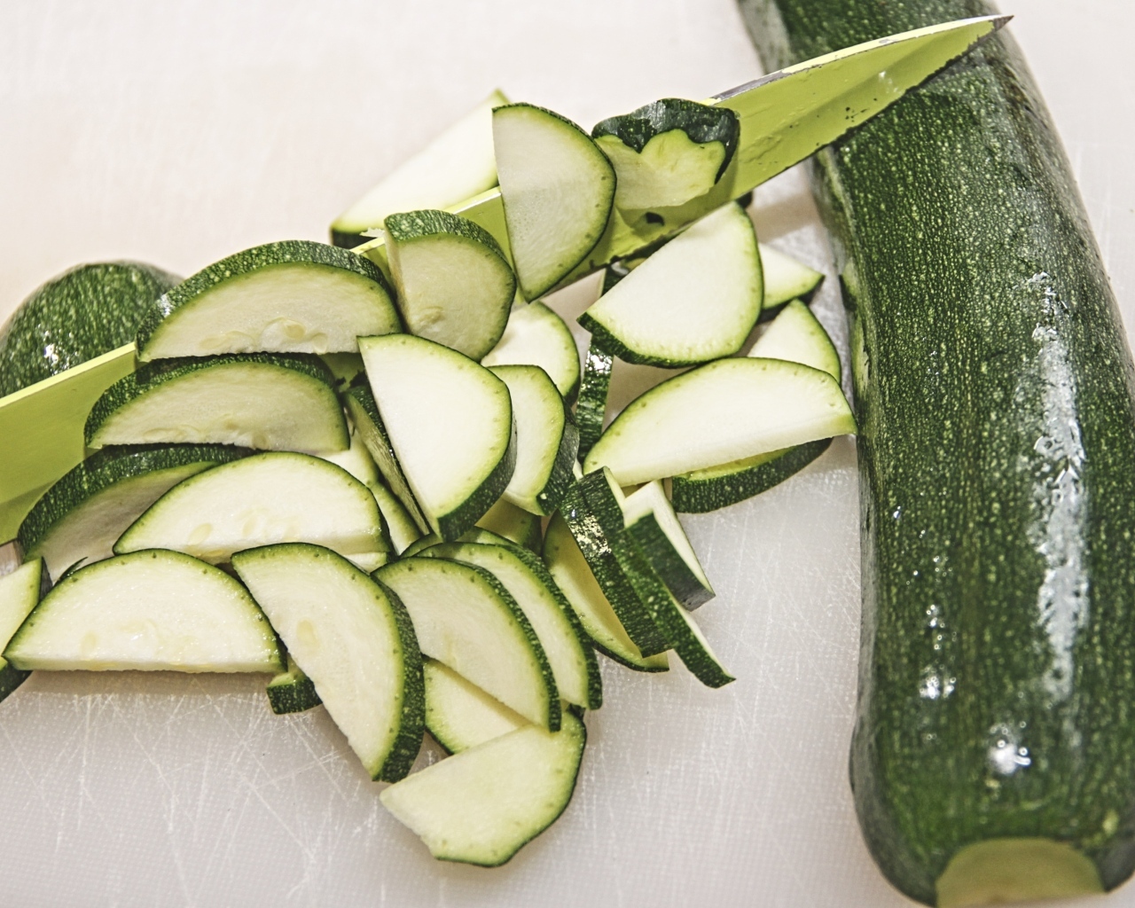 Зеленый кабачок цуккини нарезан на столе