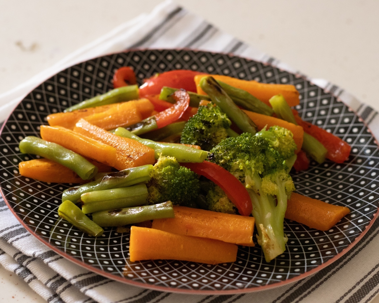 Овощи приготовленные на гриле на тарелке