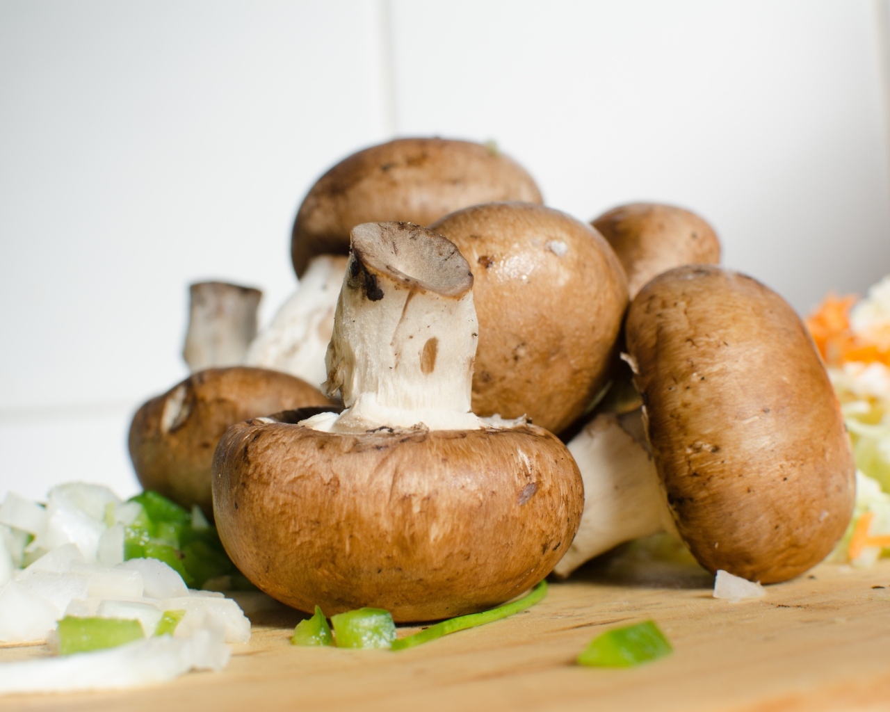 Большие свежие шампиньоны на столе