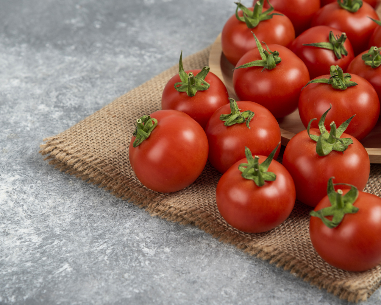 Большие круглые красные помидоры