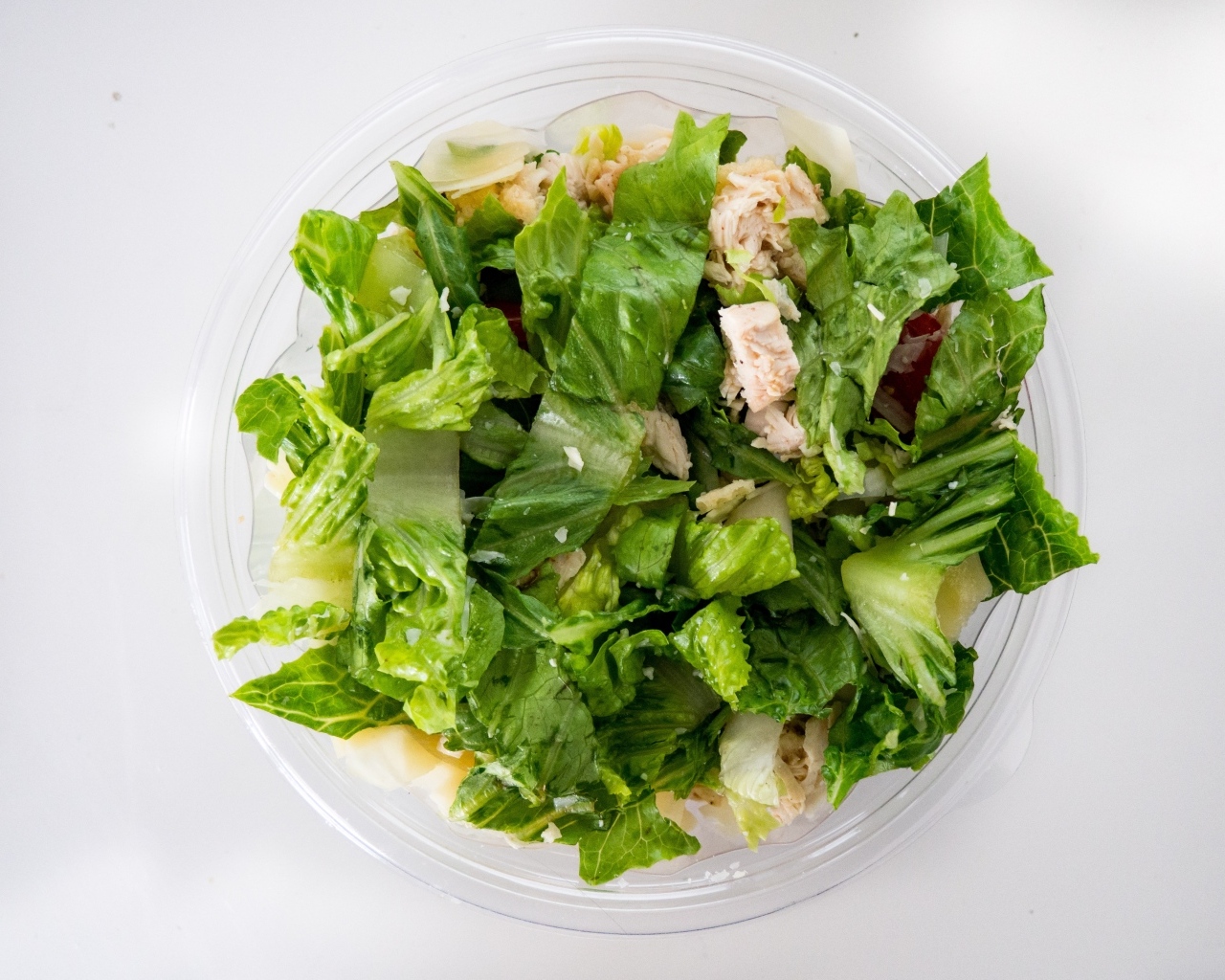 Лиственный салат с курицей в тарелке