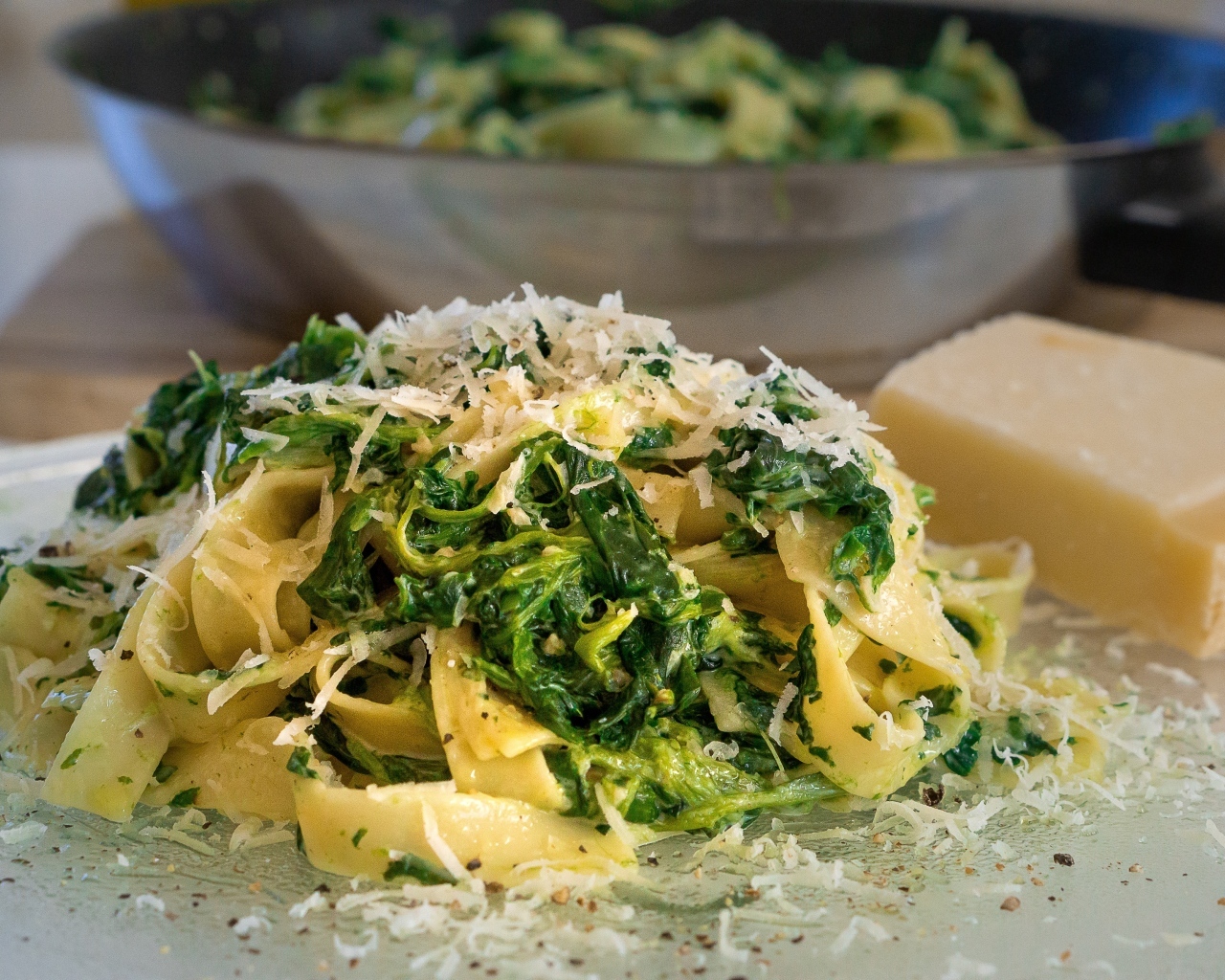Макароны с тертым сыром и шпинатом
