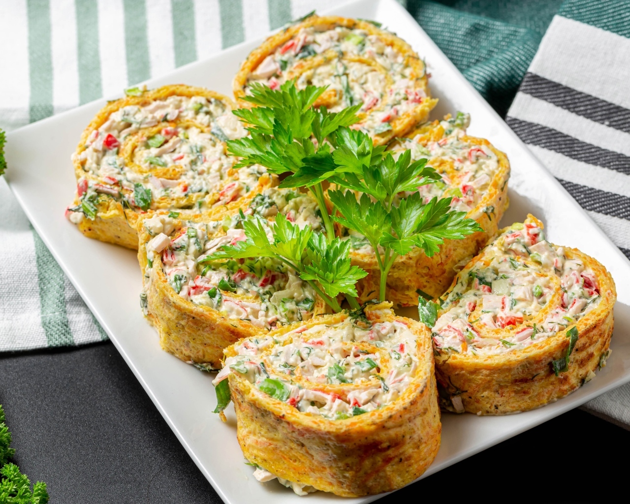 Рулет с омлета с начинкой на тарелке