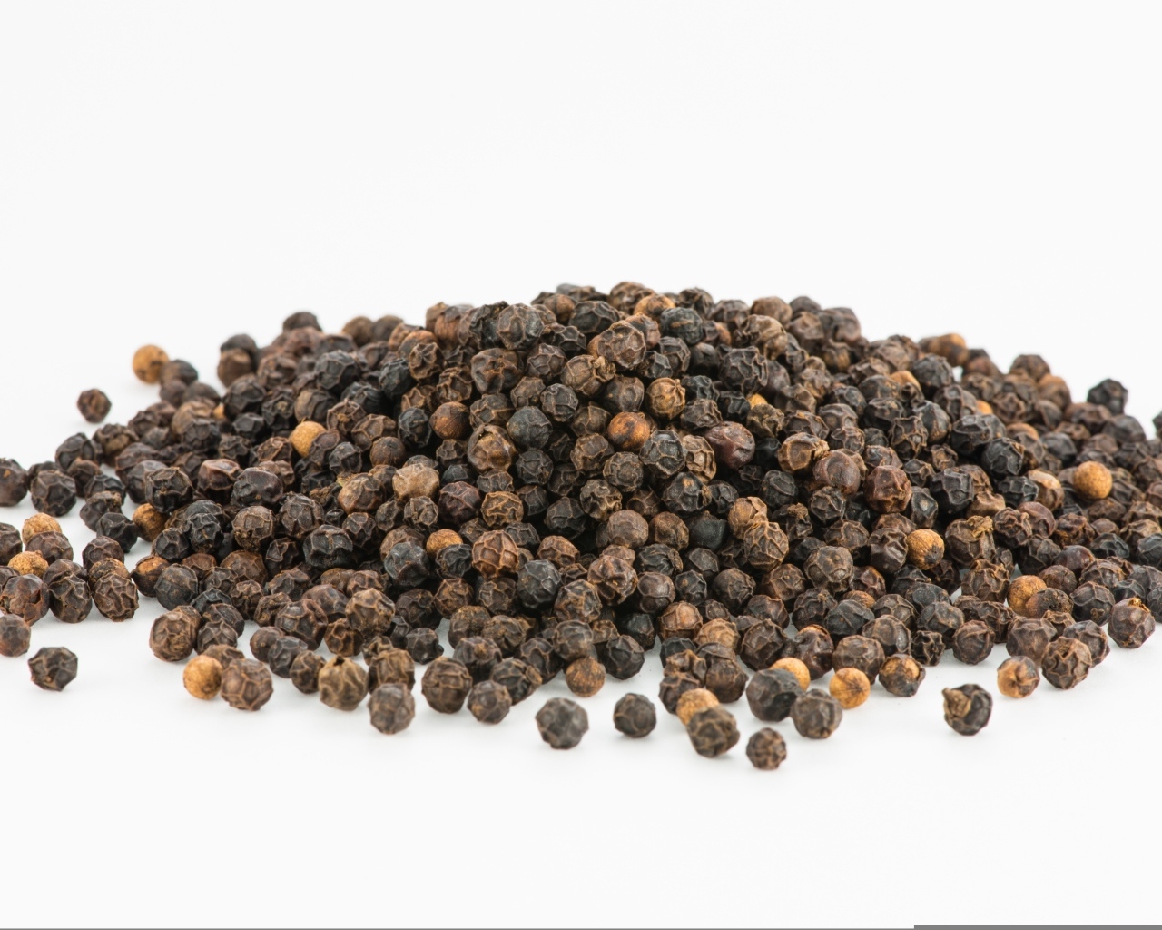 Перец горошком на столе крупным планом