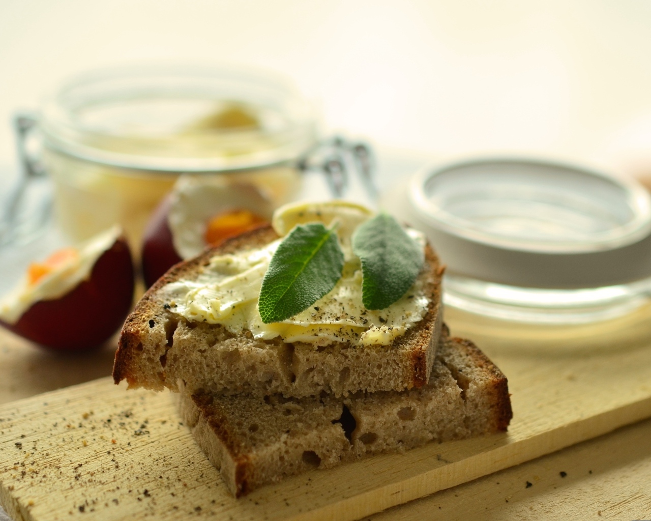 Кусочки хлеба с маслом на столе