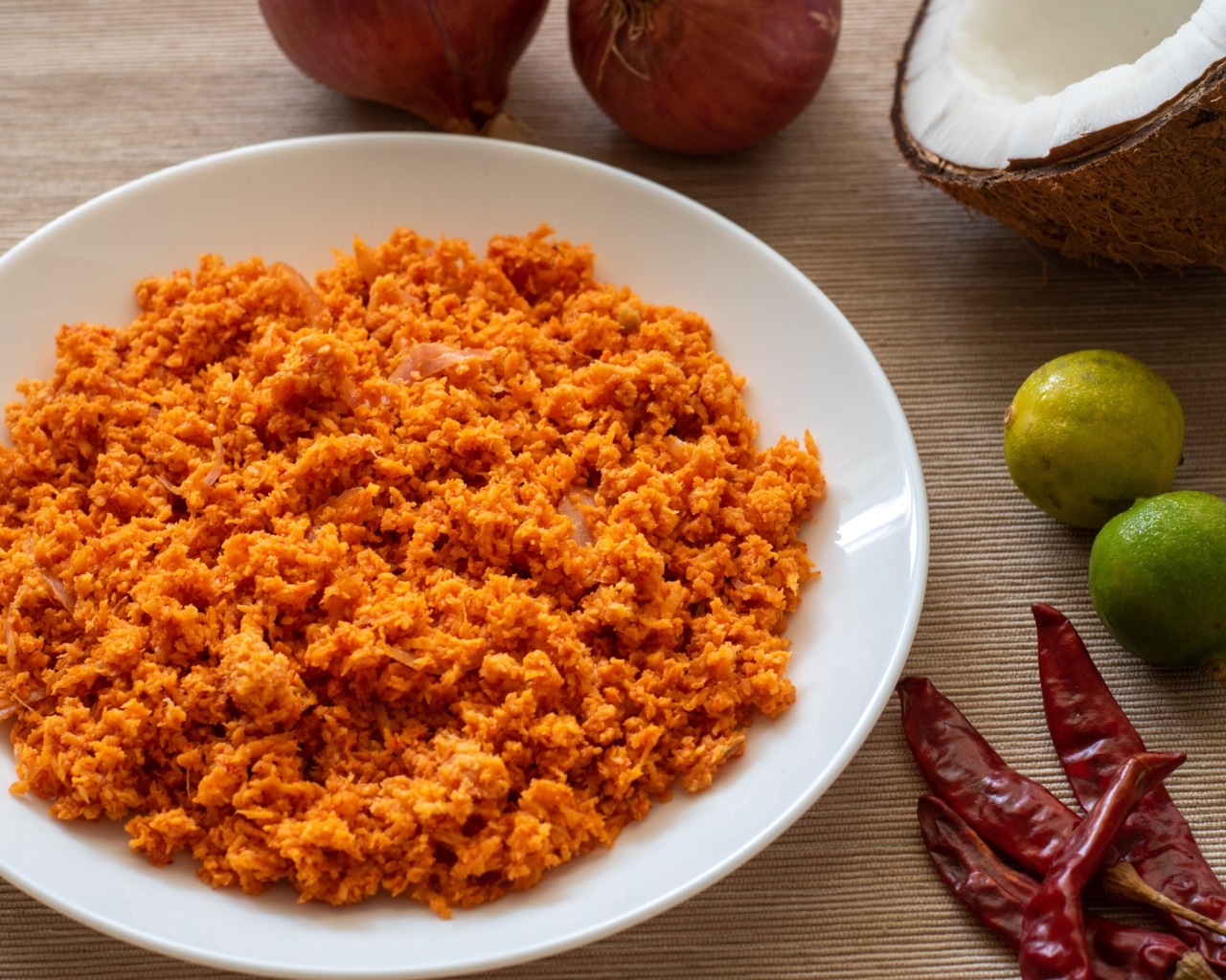 Тарелка острой еды с перцем чили на столе