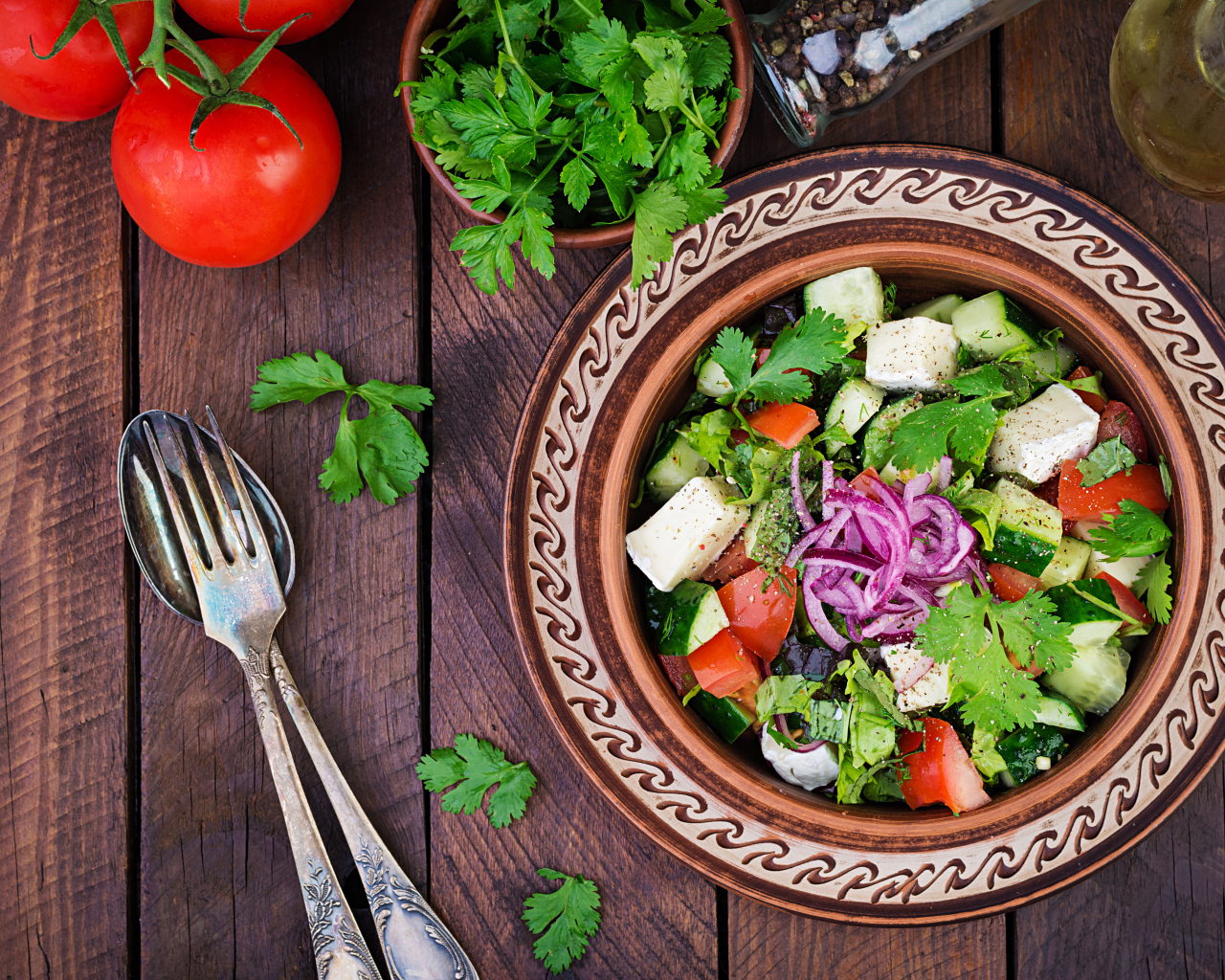 Тарелка вегетарианского салата в тарелке на столе