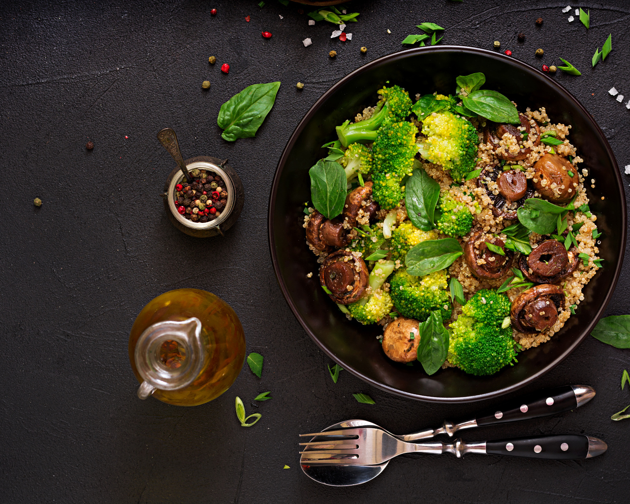 Каша с овощами и грибами в сковороде на столе