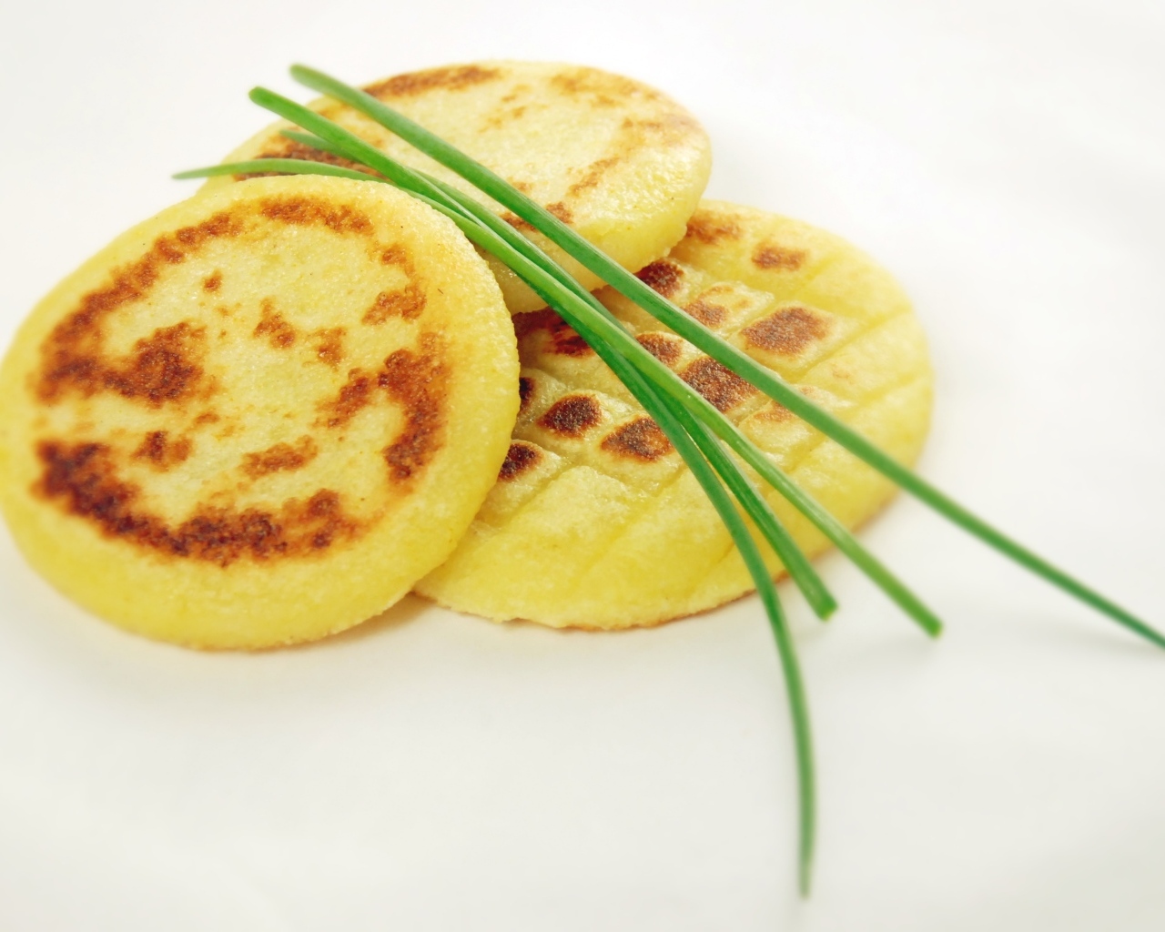 Картофельные оладьи с зеленом луком на столе