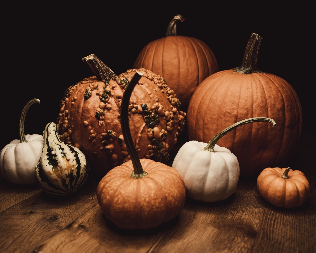 Тыква разной формы осенью